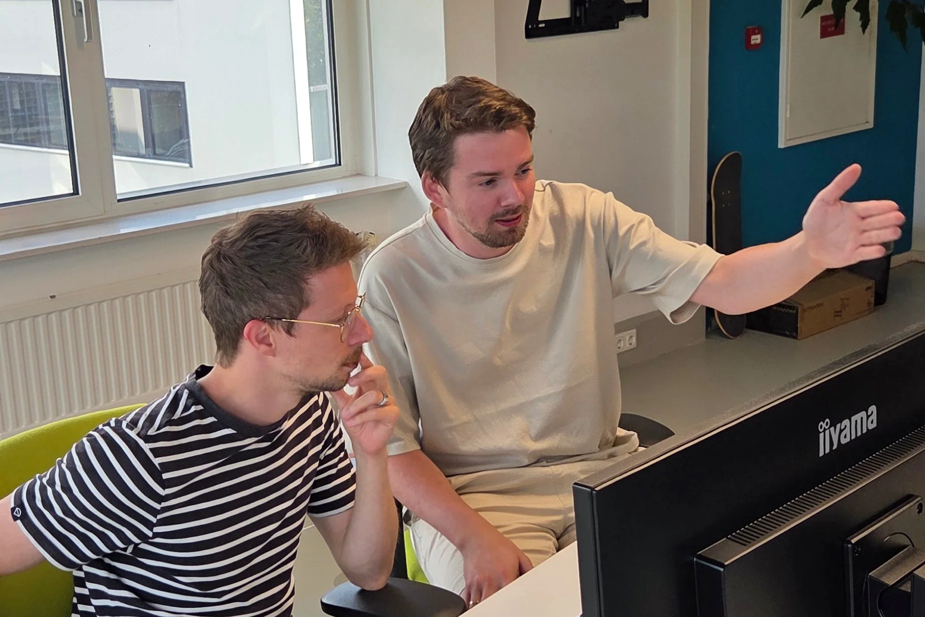 Collega's Wolter en Ron kijken naar een scherm