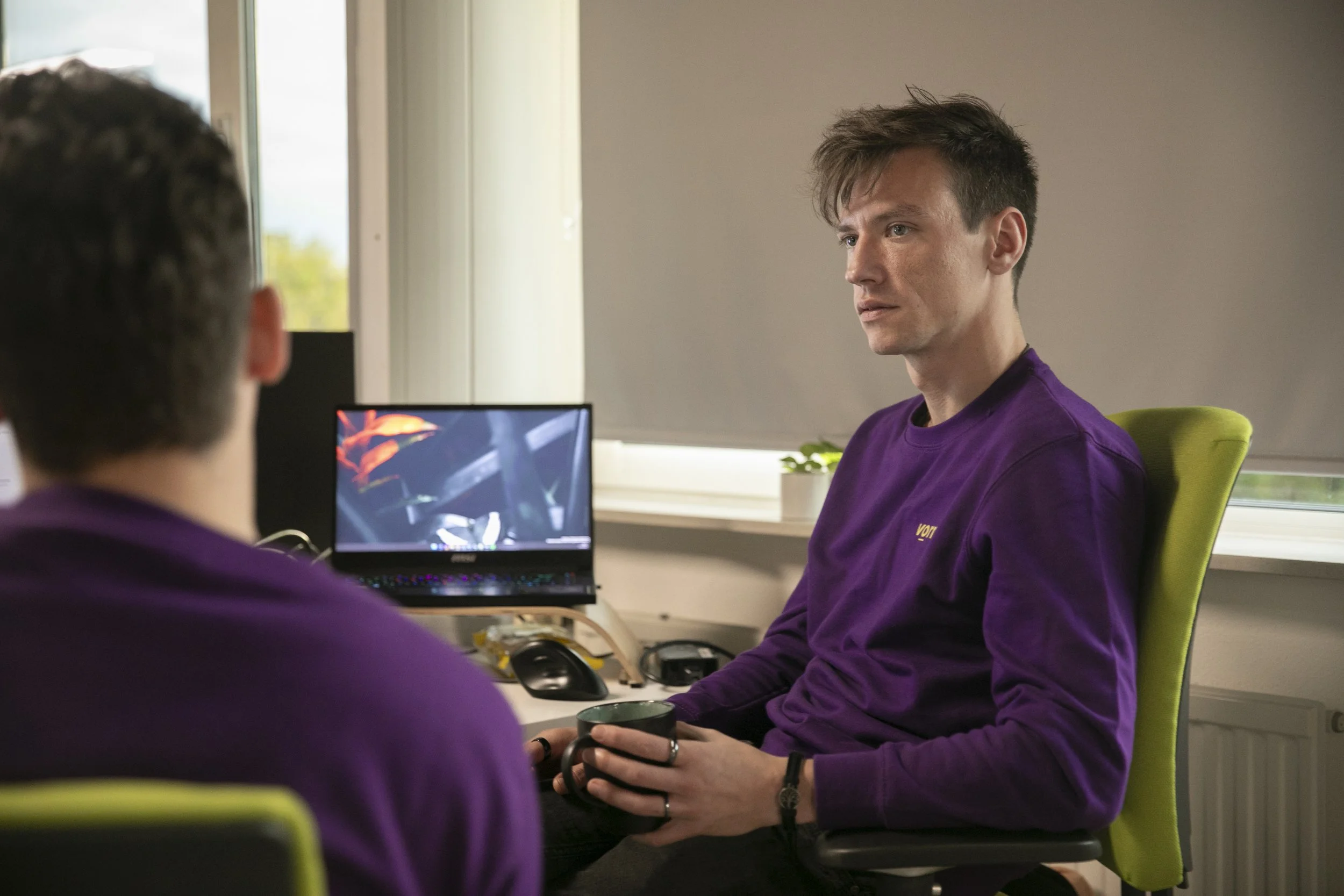 Software developer zit achter zijn bureau