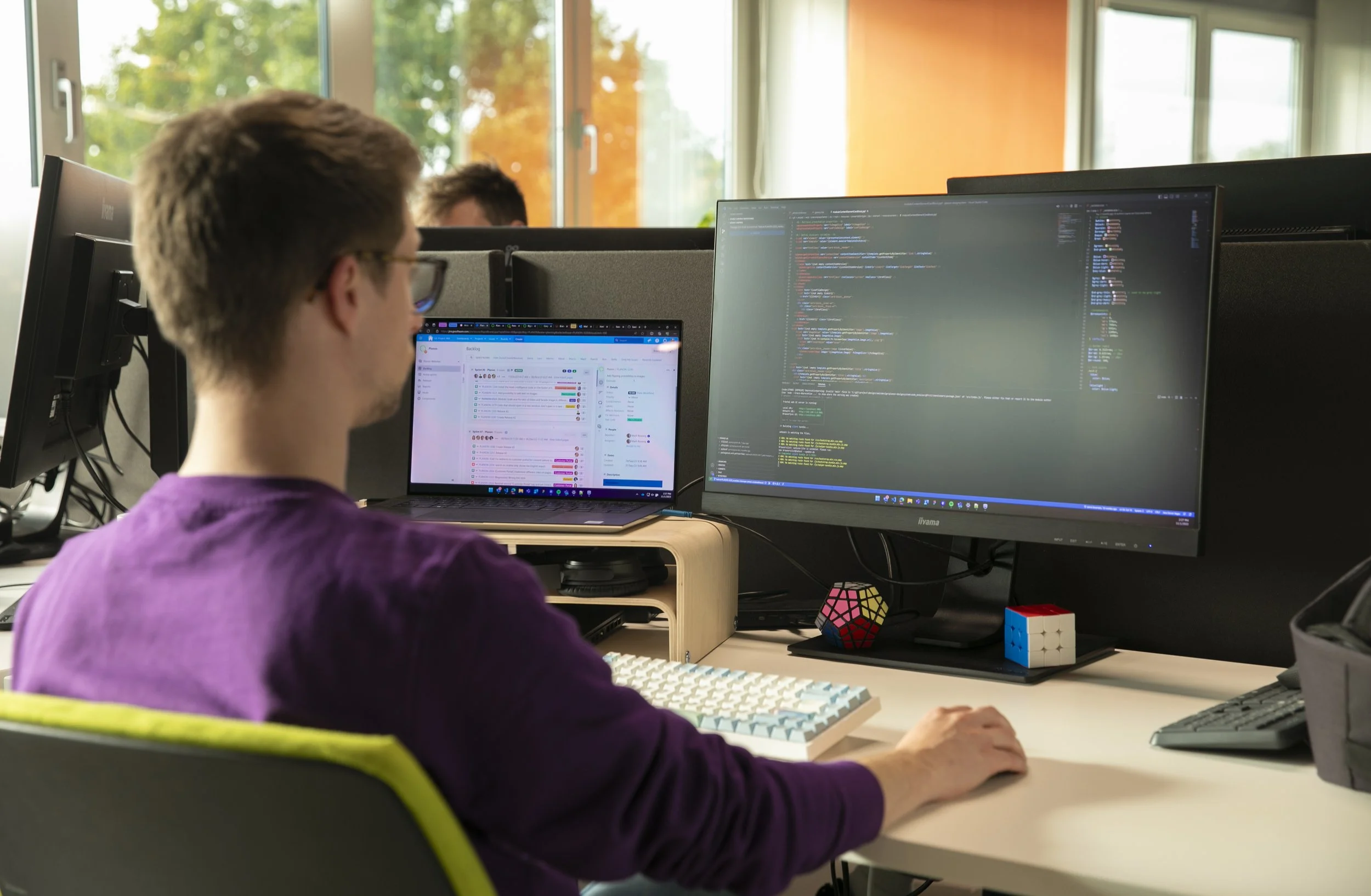Collega achter zijn bureau op kantoor Vormer IT