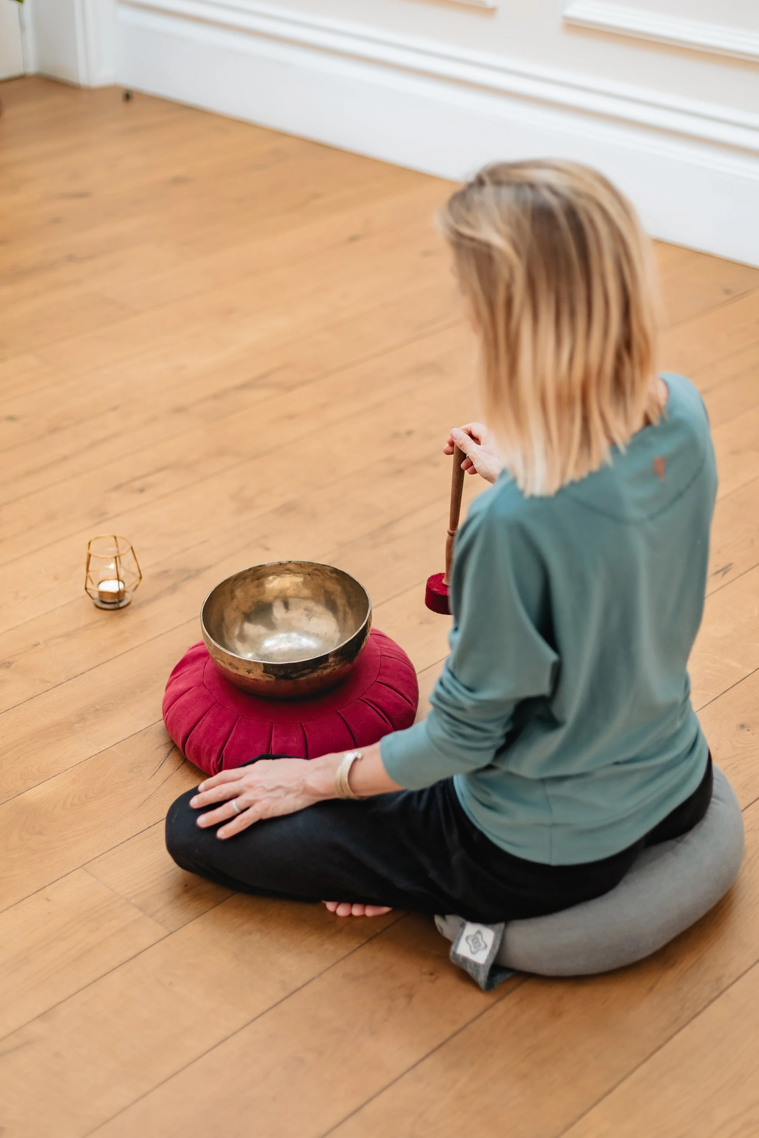 Mandy Brinkley guiding a private Yoga Soundbath
