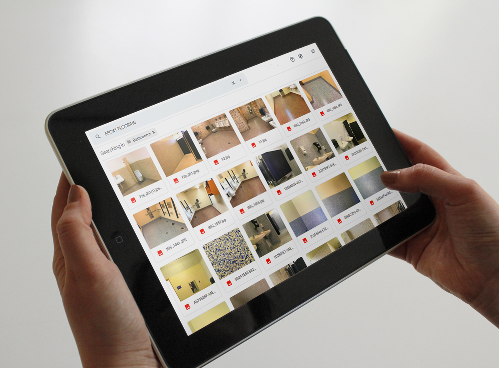 Holding_IPAD (1).png