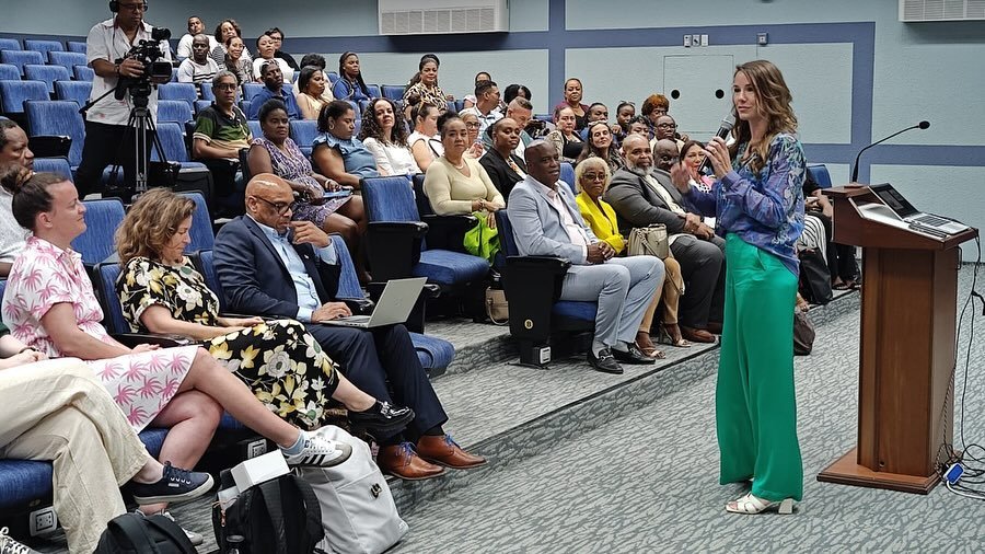 Vandaag had ik de eer om de professionaliseringsweek op Curacao te mogen openen met een Keynote. Samen met de minister van onderwijs van Curacao en mijn collega @kennedytielman trapten we deze inspirerende week af. Vier dagen lang geven we workshops 