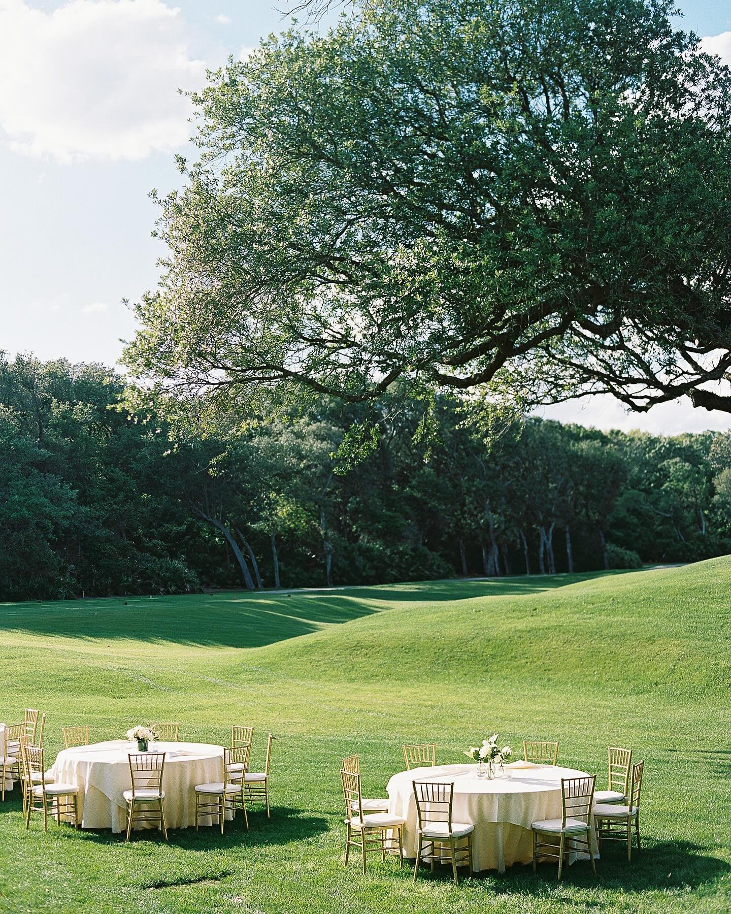 A perfect welcome party on the green - putting the &lsquo;fore&rsquo; in &lsquo;forever&rsquo;! ⛳️ 

Planner @collinskormanevents 
Photo @rachaelosbornephoto 
Venue @ritzcarltonameliaisland 

#ameliaislandwedding #ameliaislandweddings #flweddingplann