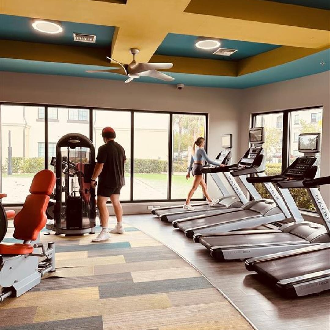 Round-the-clock gains await! 🏋️&zwj;♂️💪 Embrace the midnight grind with our 24/7 gym access. 

#GymLife #NoSleepNoProblem #24/7 #gymgrind #cardio #armday #weights #fsw #fgcu #livethereef