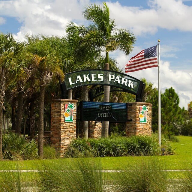 Today&rsquo;s community highlight is Lakes Park! Tranquil beauty meets endless adventures at Lakes Park, Ft. Myers. Dive into nature&rsquo;s embrace and discover the serenity of its sparkling waters.🌲🌿
&bull;
&bull;
&bull;
#lakespark #livethereef #