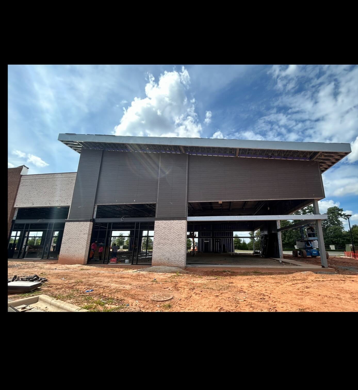 ✨Oooh, that siding plus the brick looks so sleek! 🤩 
.
.
Building A is almost ready for tenants to start their build outs. 
#oakviewcommons #oakviewcommonsnc #realestatedevelopment #construction #hollysprings #hollyspringsnc #shoplocal #eatlocal