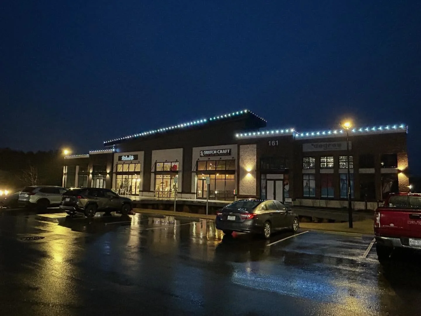 The holiday season is in full swing and Oakview Commons is feeling it! Make sure to visit Oakview after the sun goes down to get the full effect! ✨
.
#oakviewcommons #oakviewcommonsnc #holidays