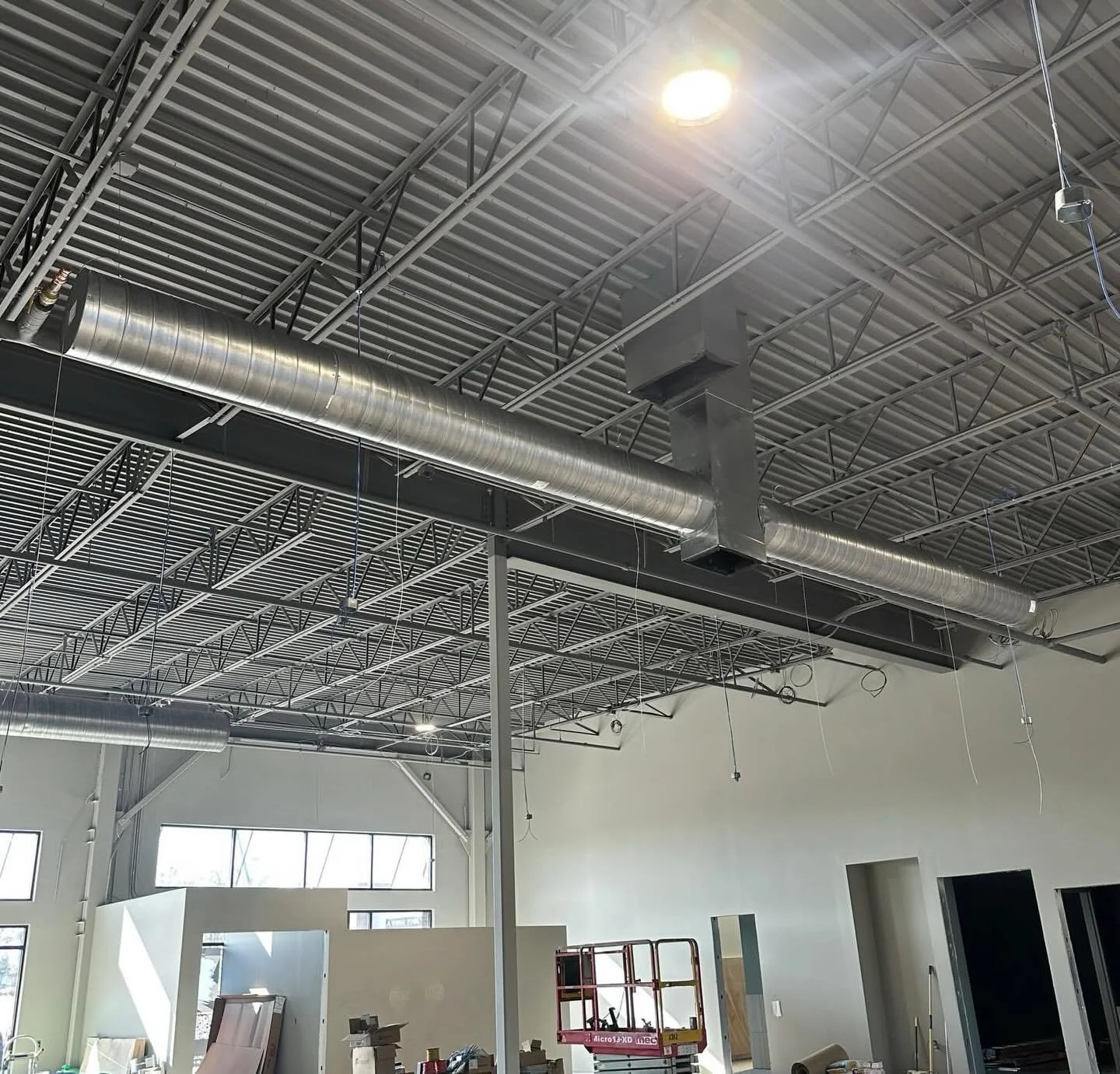 @accessfitnesshollysprings Slowly but surely&hellip; it&rsquo;s coming together!

The ducts are officially going in, lights will be hung next, and our reception desk is taking shape&mdash;rocking that signature Access blue. 

Every step gets us close