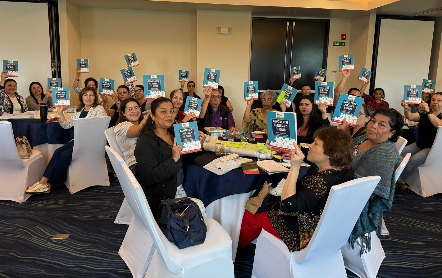 🌍📘 &iexcl;Qu&eacute; gran alegr&iacute;a!

Ha sido una bendici&oacute;n ver c&oacute;mo nuestro libro est&aacute; llegando a manos de l&iacute;deres ministeriales en varios pa&iacute;ses. 🙌

Ahora, ministerios e iglesias pueden contextualizar y ad