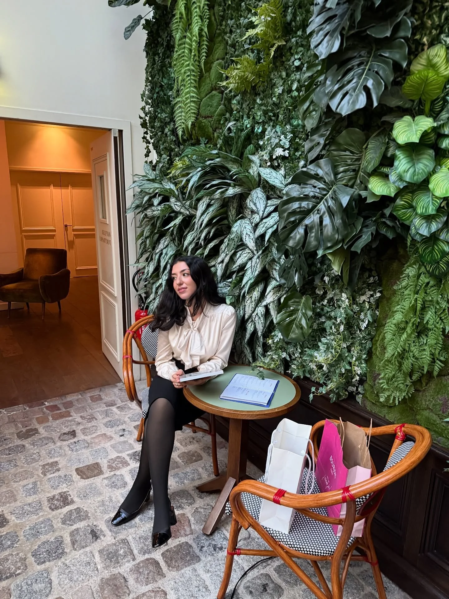 Spotted 👀 @amel_ioration.off a re&ccedil;u son troph&eacute;e des 100k en moins de deux mois sur YouTube ! 🤍👏🏼🏆