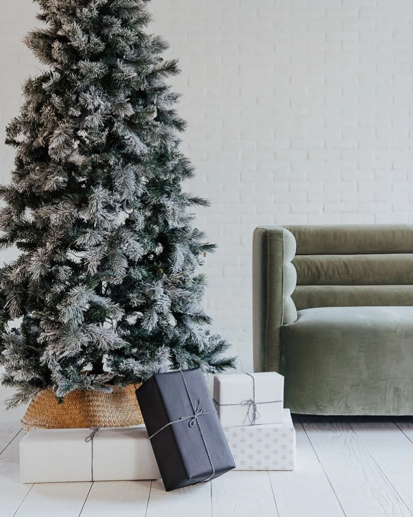 This post goes out to all the photographers inquiring about Christmas decor!  We can&rsquo;t wait to see your creativity shine! 📷🌟 

#PhotographyMagic #HolidayMiniSessions #CreativeCaptures #DeckTheHalls