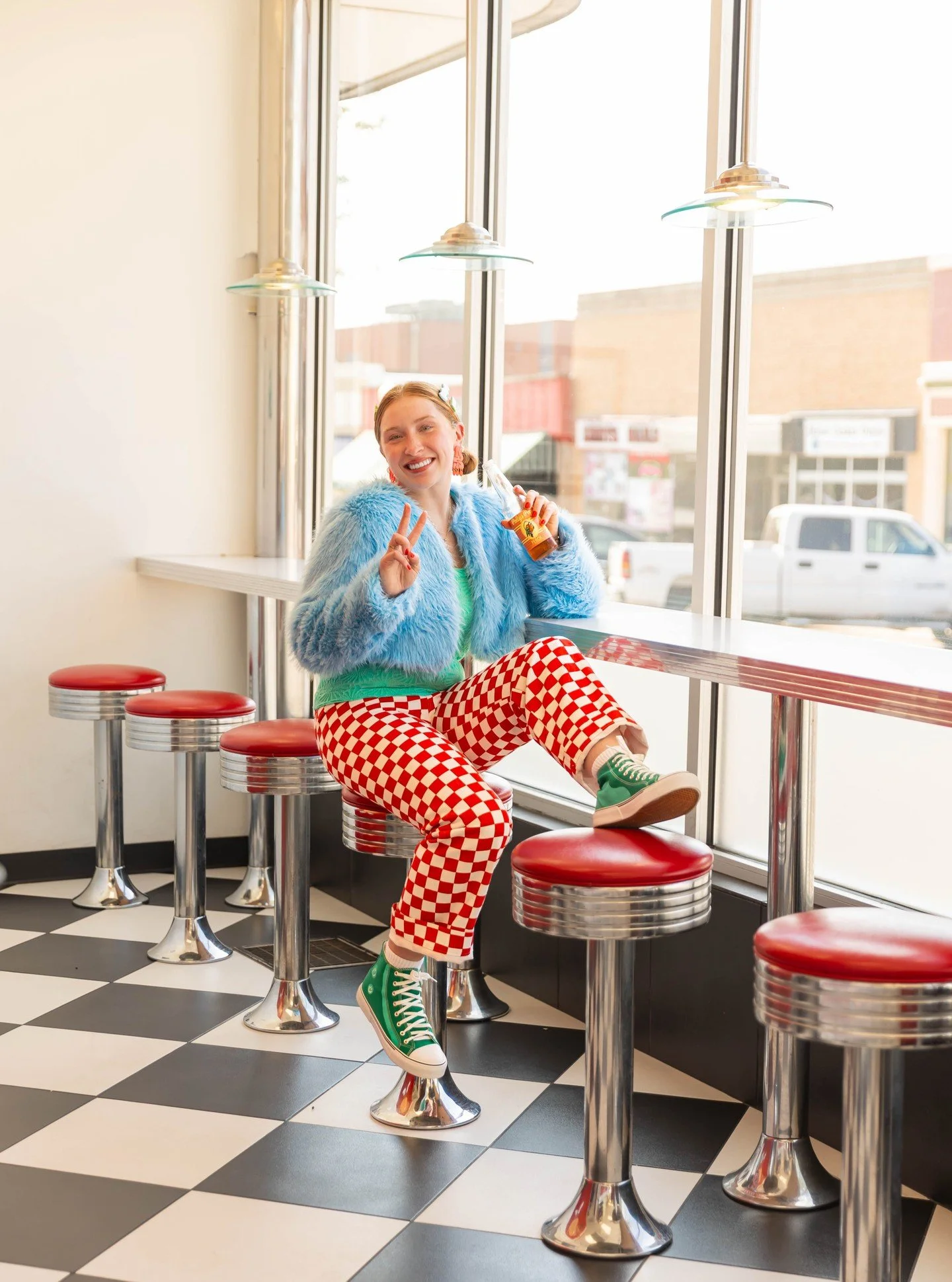 I can not believe these never made the feed! Obsessed with this senior session at this cutie little retro diner. @creativekaylee coming up with the best ideas!