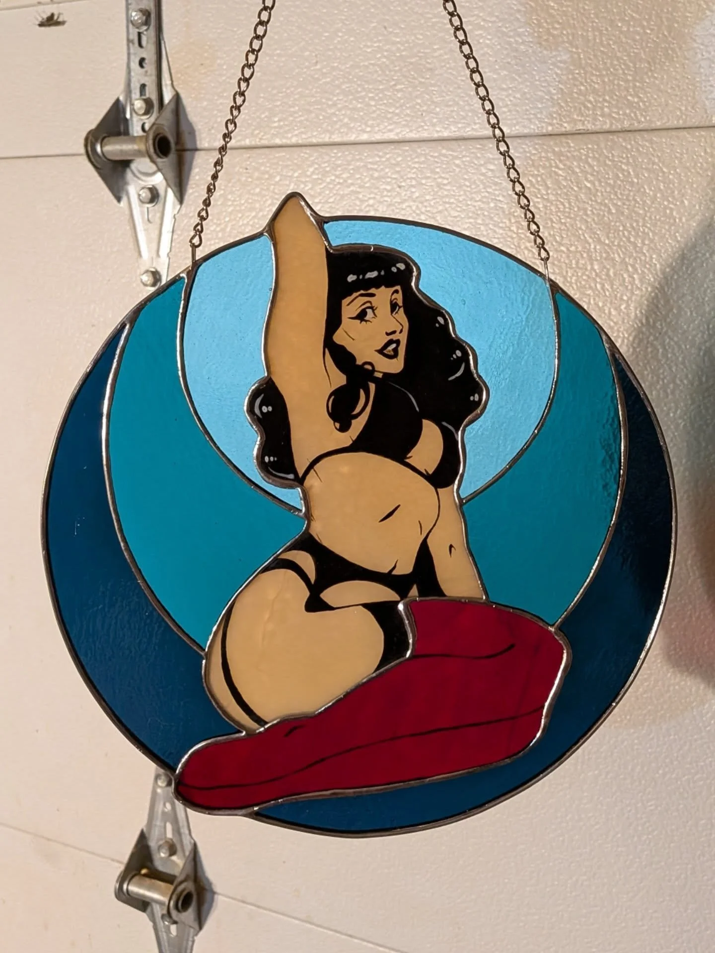 I can finally share this Betty Page custom that my lovely commissioner got his wife for Christmas! This was only my third or fourth painted piece and I'm so grateful for the trust he put in me to make something fun and special ❤️

More of these pleas
