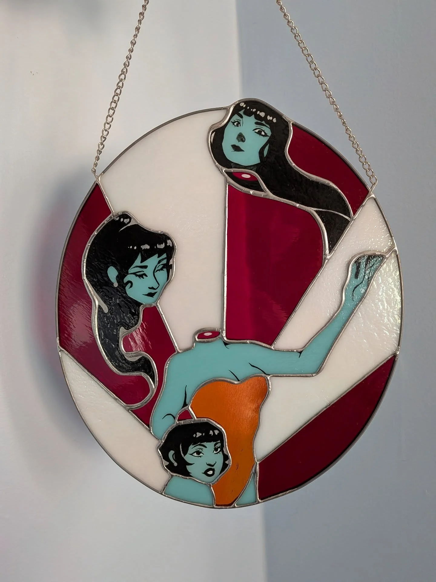 The juggler is complete! Excited to work on more dark circus pieces in 2026 🖤

#stainedglass #stainedglassartist #spookybutcute