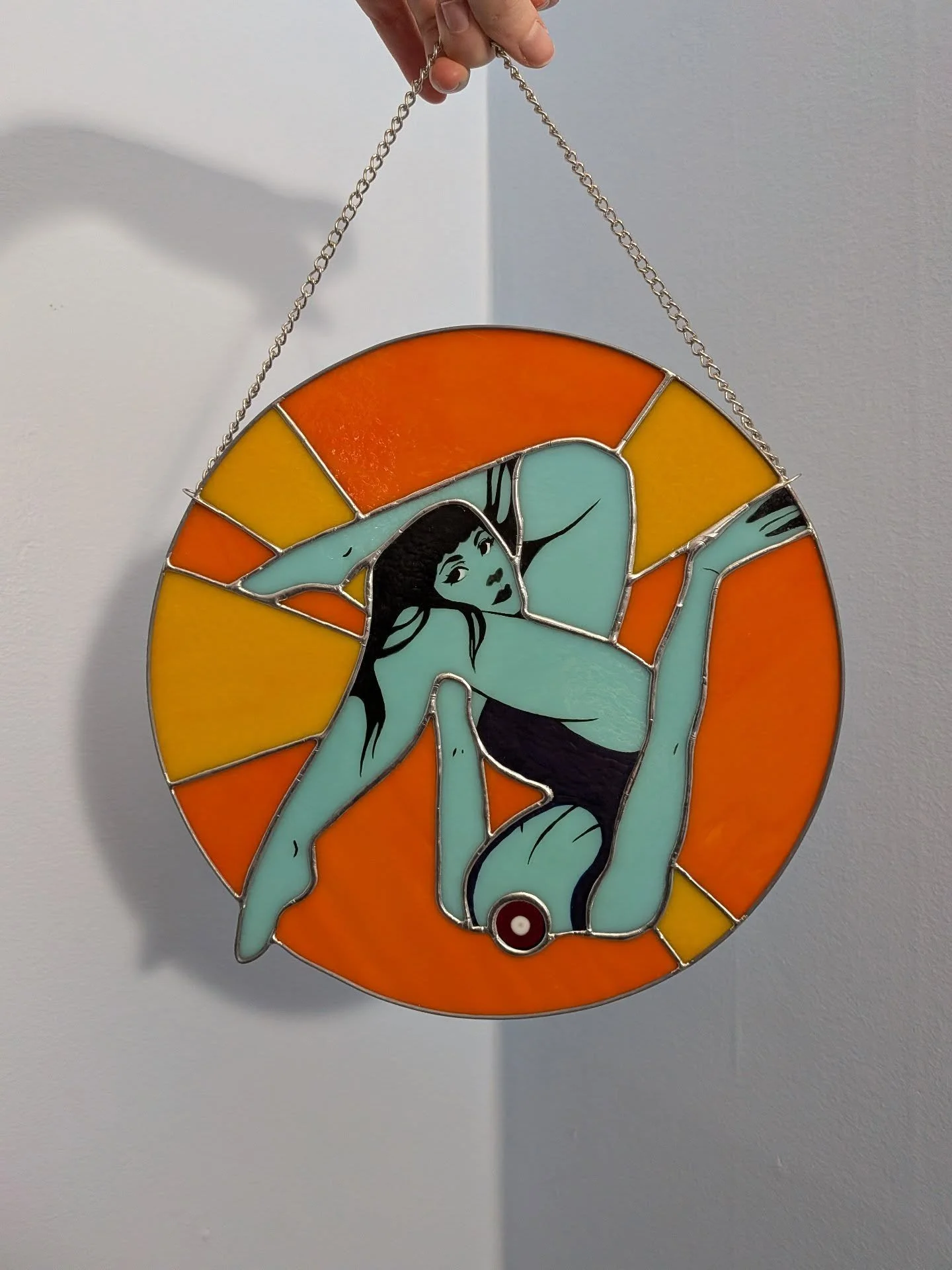 The Contortionist 

#stainedglass #stainedglassartist #spookybutcute