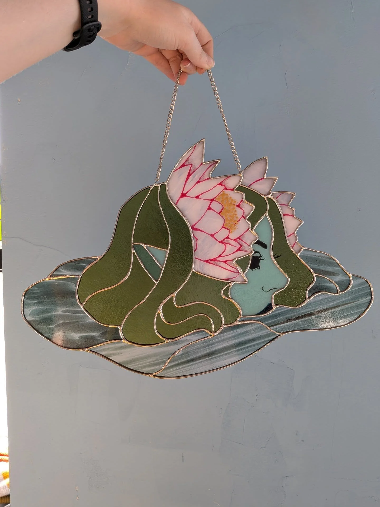 This pretty lady popped into being because somekitty knocked the lily piece from a window panel off the table and broke it. New life 👍🏻

Anyway, she'll be available at the St John's Bizarre west end section next Saturday!