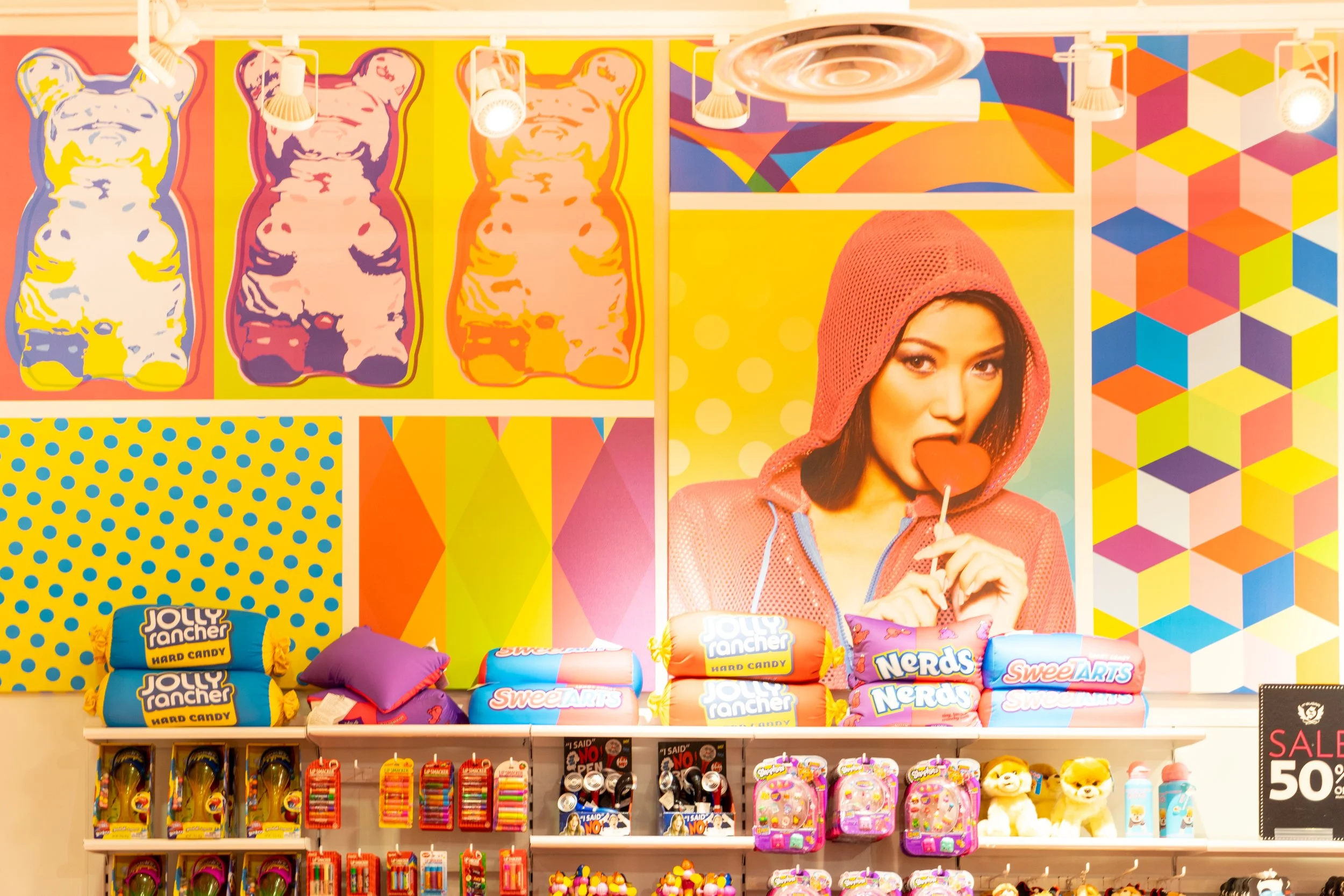 Giant candy products on display at IT'SUGAR, New York – bCLPhoto