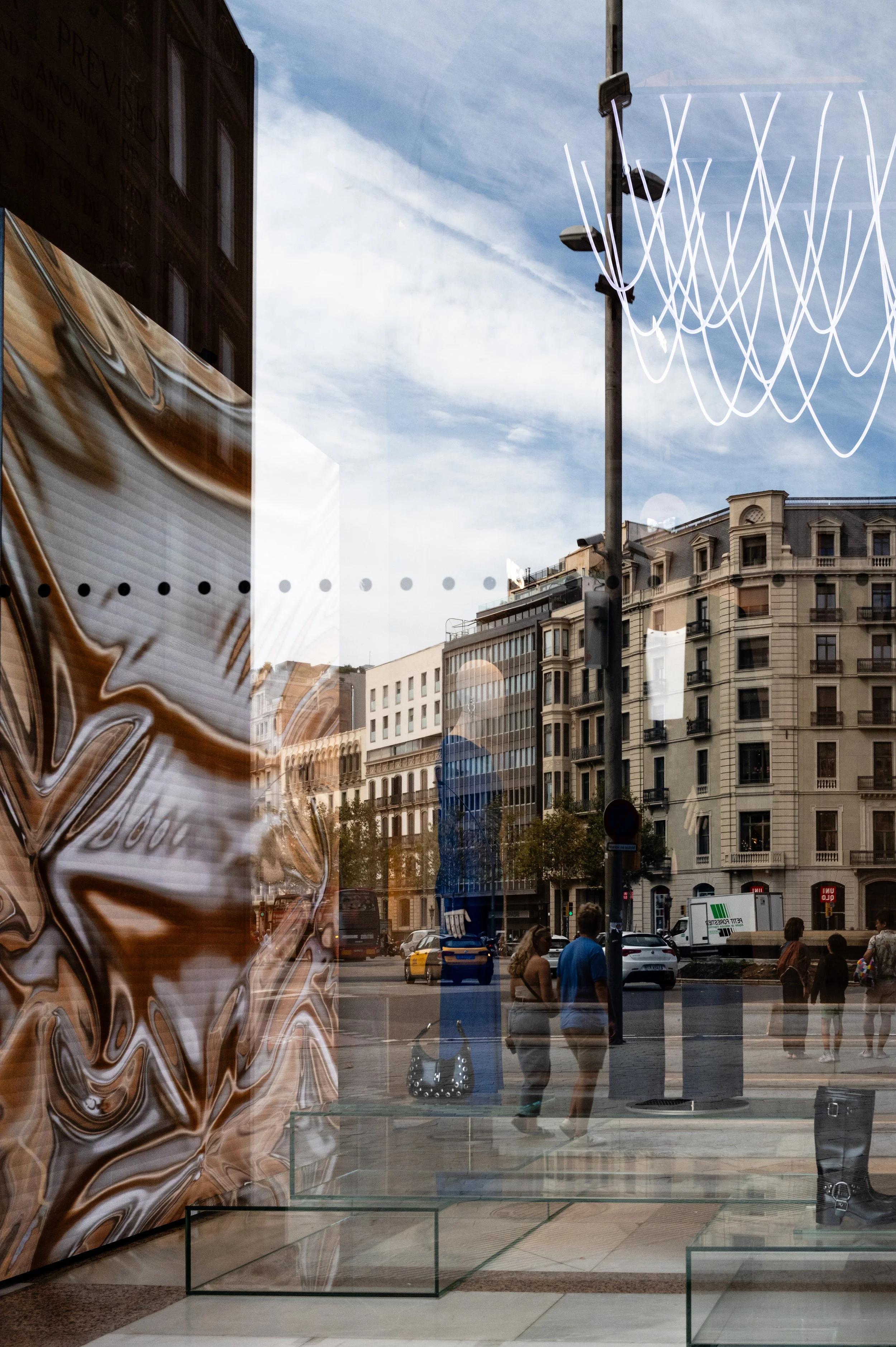 Passeig de Gràcia reflected in a shop window, people strolling, street photography Barcelona – bCLPhoto