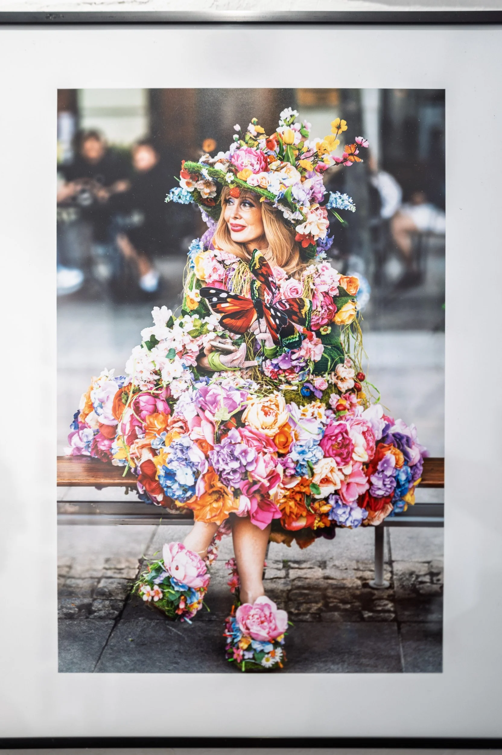 Framed print of a woman dressed in artificial flowers on a Warsaw bench, espai[b] Barcelona — Leica Q3