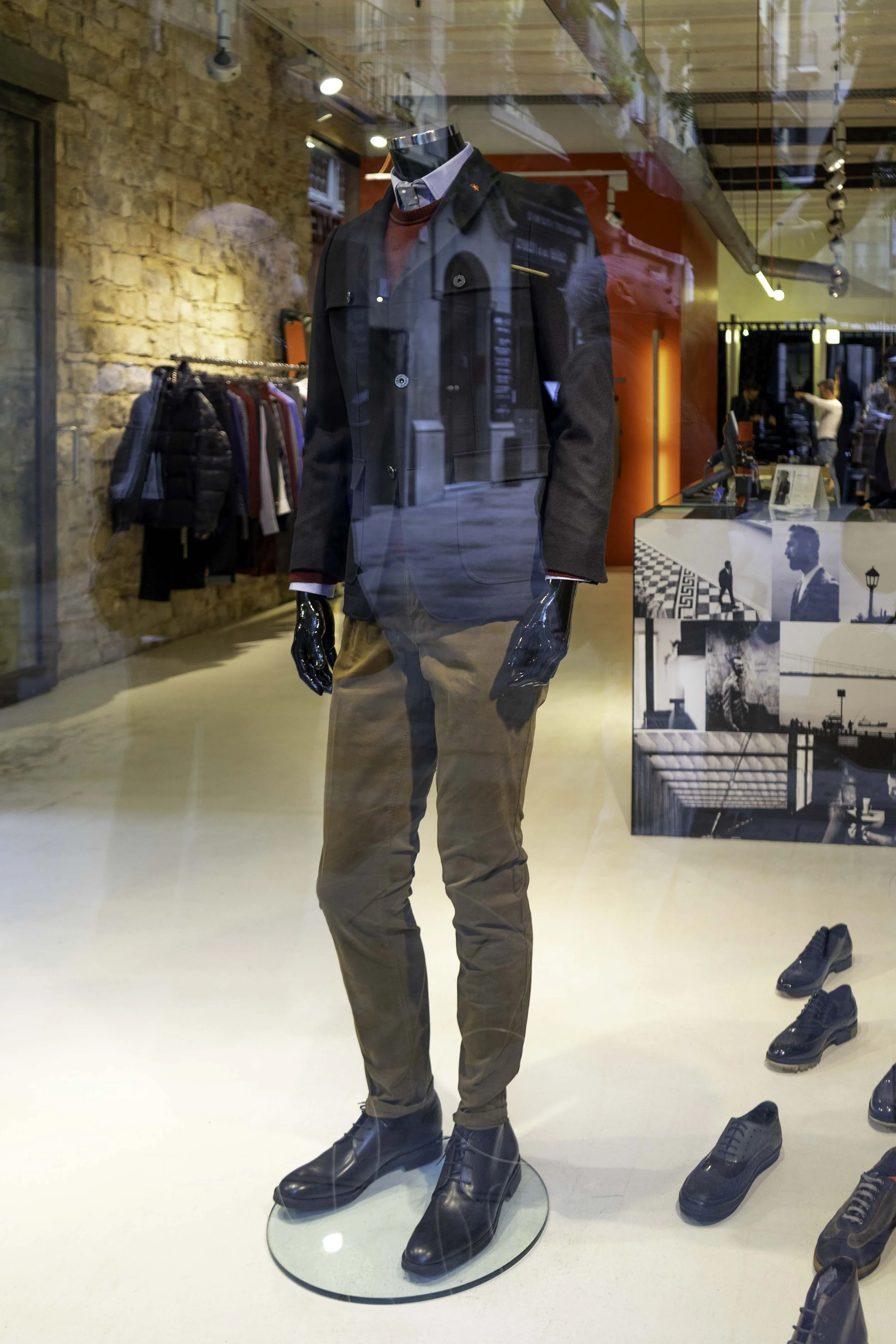 Reflections of the street in a glass window above a mannequin in a street in Barcelona, ​​Street photography in Barcelona – bCLPhoto