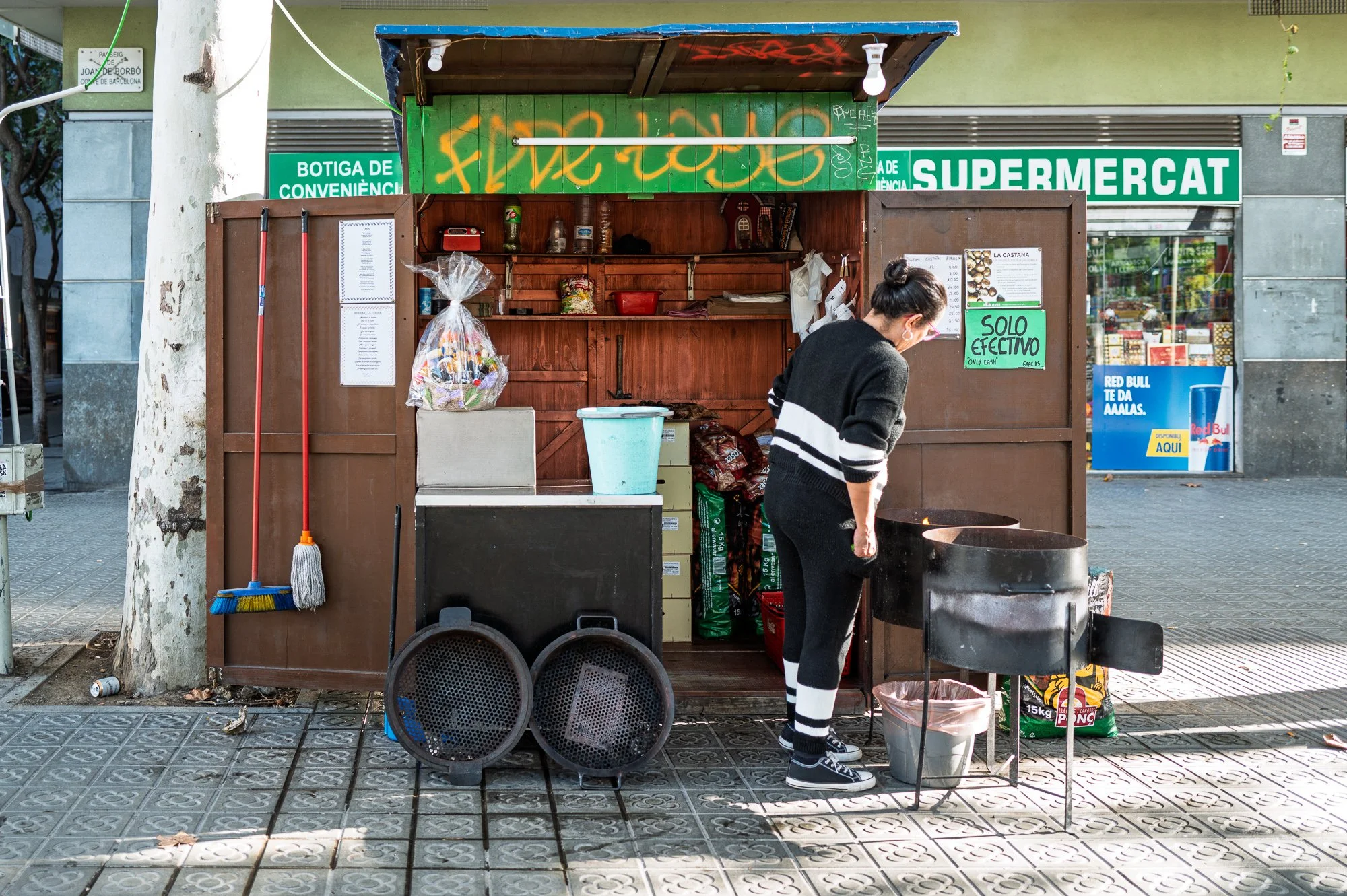 Chestnut seller at her wooden kiosk on Passeig de Joan de Borbó, Barceloneta street photography — Leica Q3