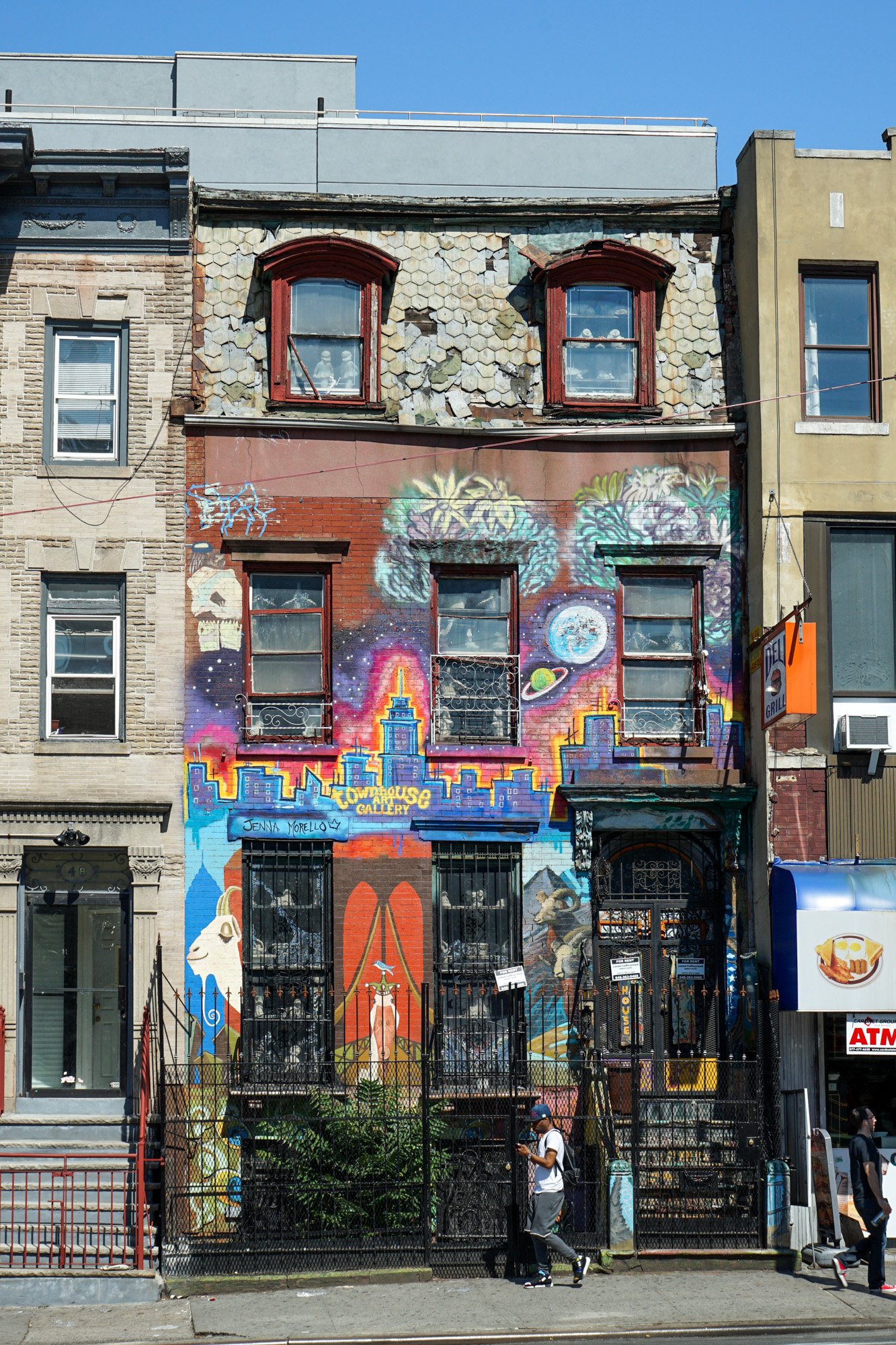 Townhouse Art Gallery facade painted by Jenna Morello, Brooklyn street art — Sony a7II