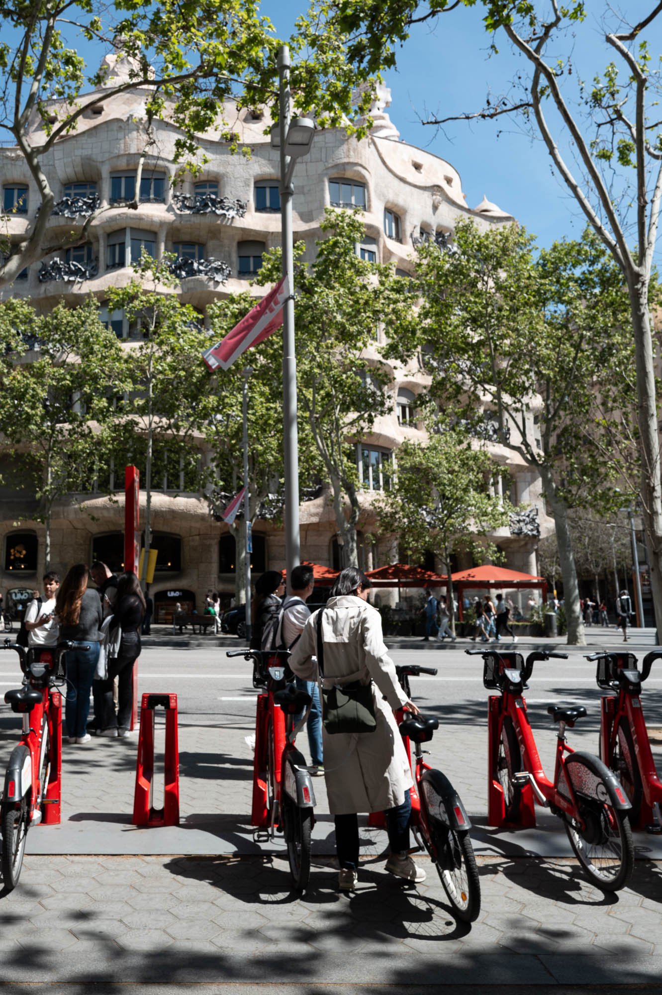 La Pedrera facade with parked bicycles, Passeig de Gràcia, Barcelona street photography — Leica Q3
