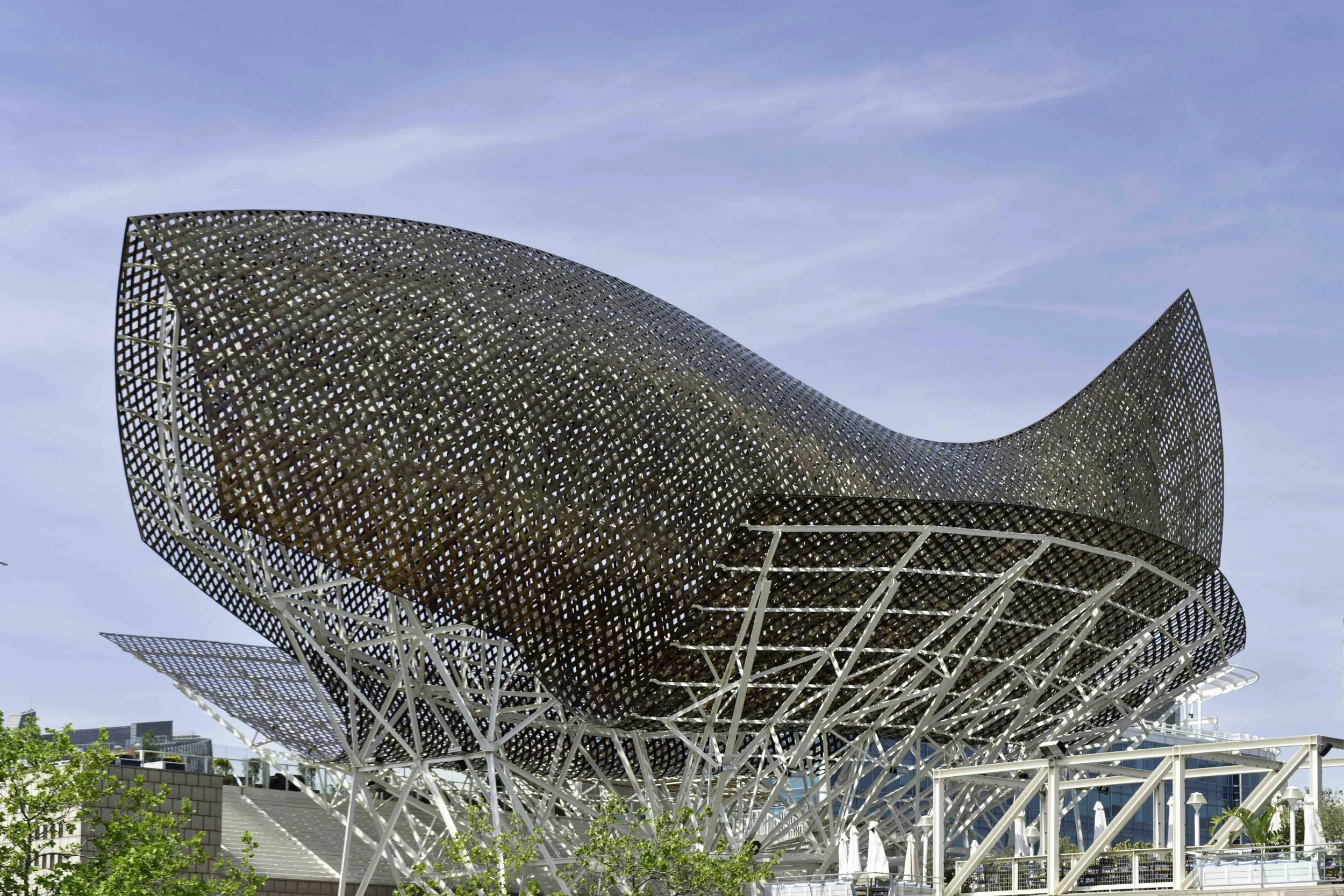 Fish sculpture by Frank Owen Gehry, Barcelona – urban architecture – bCLPhoto
