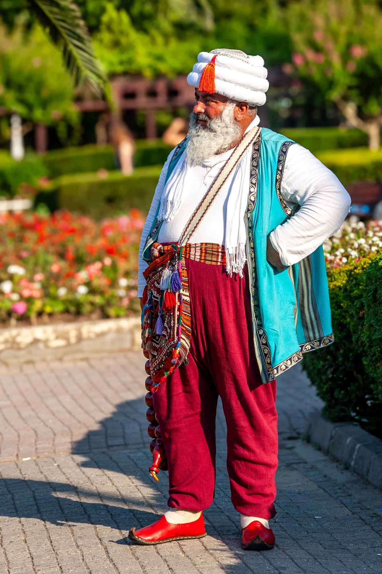Man in full Ottoman dress, turban and red trousers, in an Istanbul park — Canon EOS 40D