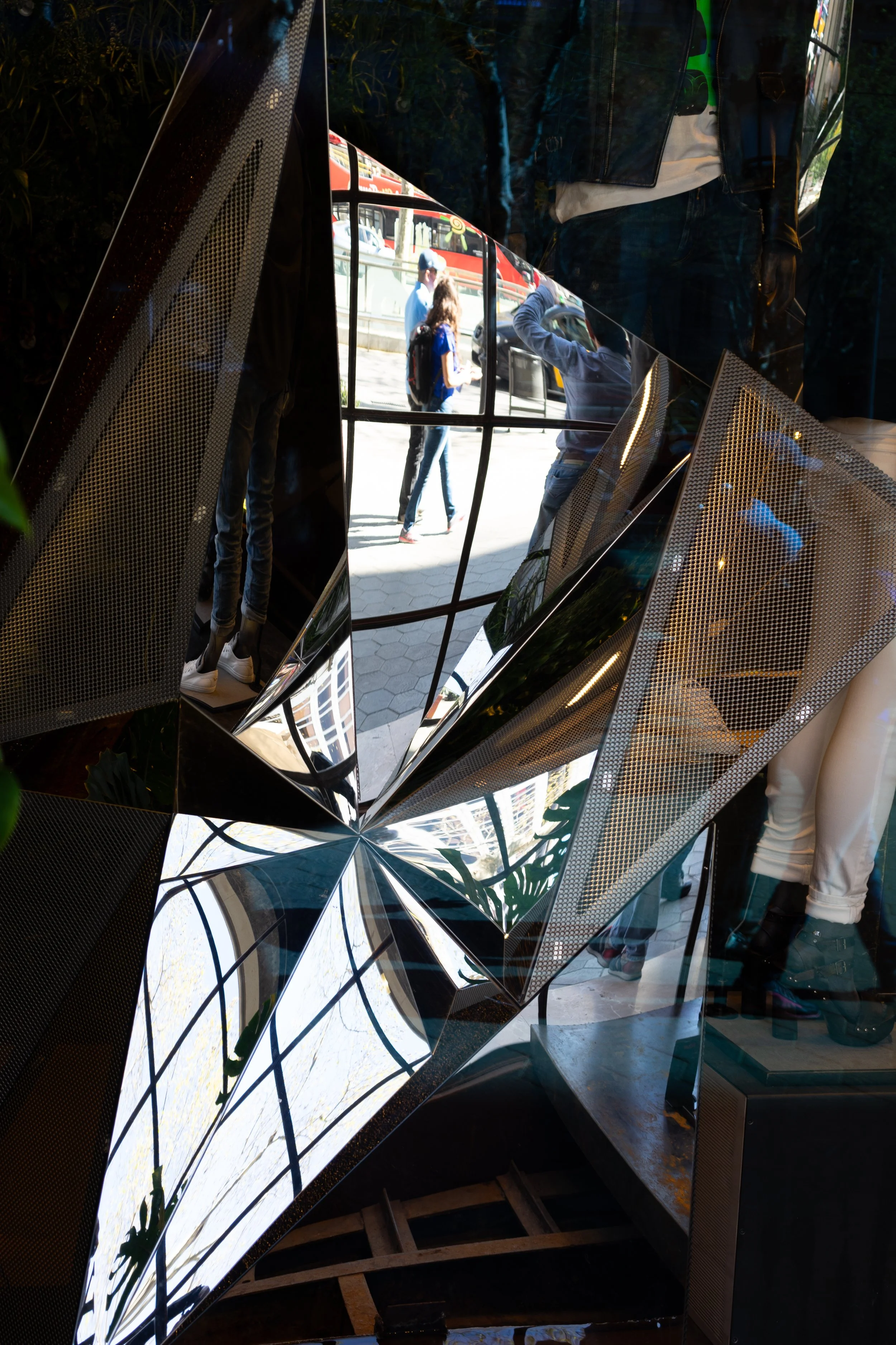 Street photography in Barcelona, Reflections – bCLPhoto