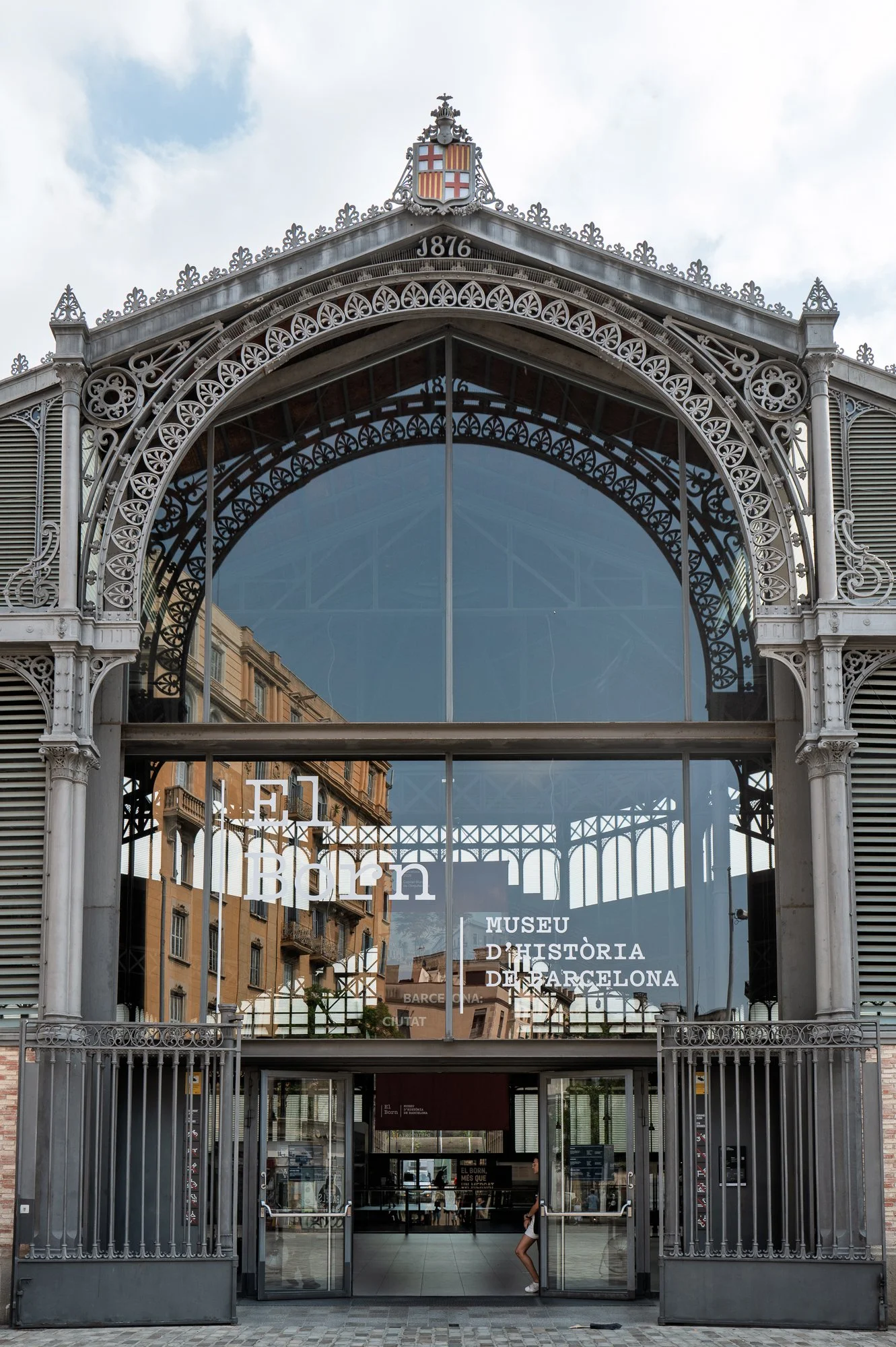 Arched entrance glass reflecting Plaça Comercial, El Born Museu d'Història de Barcelona — Leica Q3