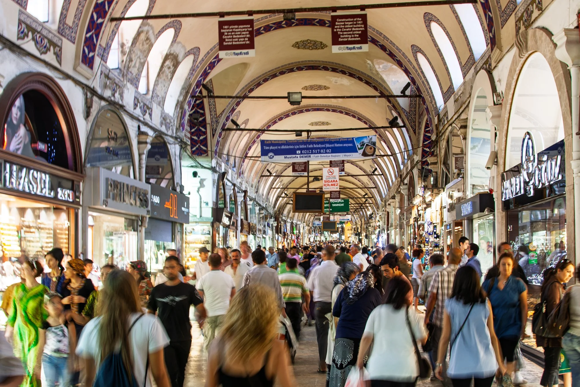 Blurred crowd moving under the vaulted arcades of the Grand Bazaar, Istanbul, at 1/6s — Canon EOS 40D