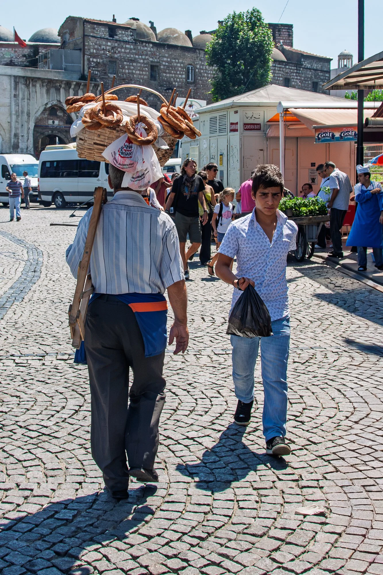 Simit vendor with a basket of bread rings balanced on his head, Istanbul street vendors photography — Canon EOS 40D