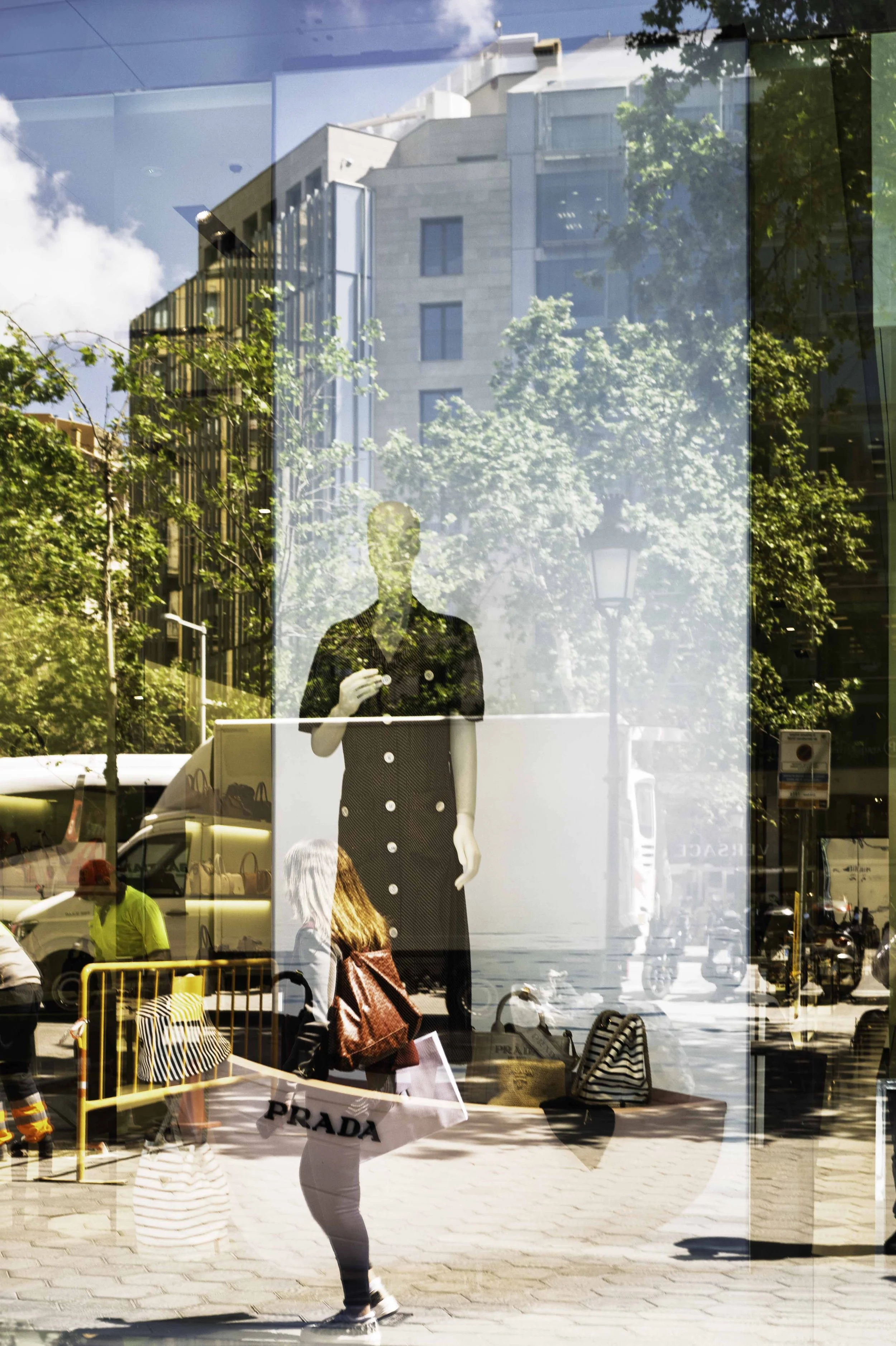 Urban reflection in Barcelona – Reflections – bCLPhoto