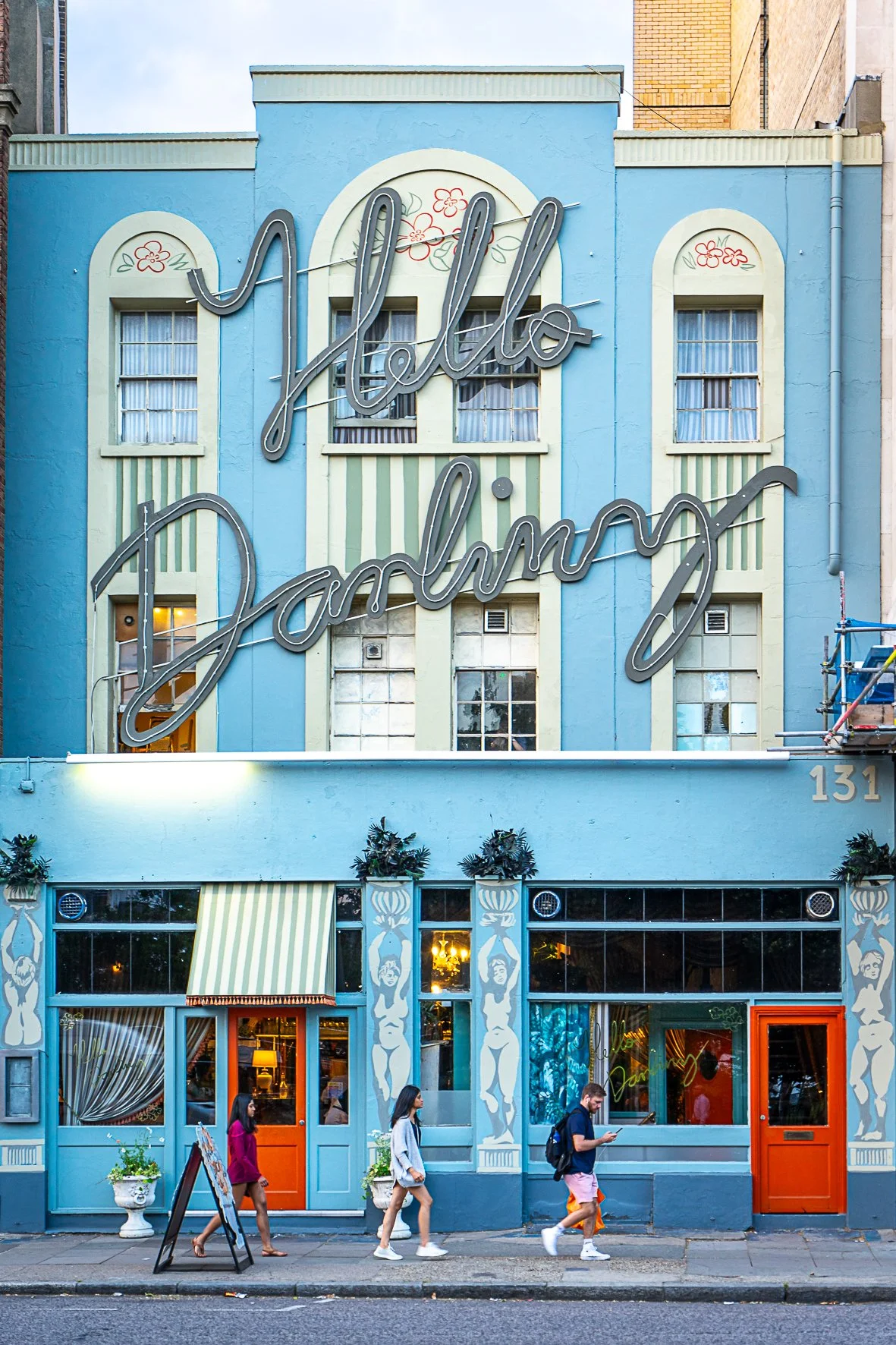Beautiful facade of Hello Darling in London – bCLPhoto