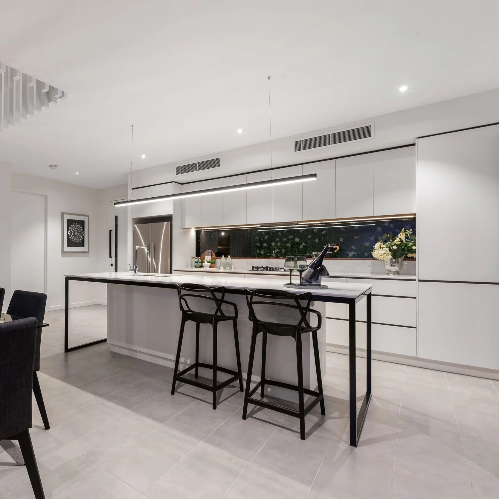Glass Backsplash vs Tile Kitchen: Which Is Better? Cost &amp; Care Guide