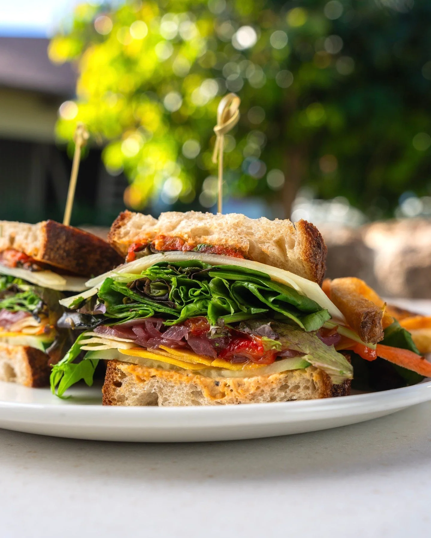 Fresh, vibrant, and full of flavor ✨🥙
Our hummus &amp; veggie sandwich is the kind of bite that makes lunch feel like a treat&mdash;light, satisfying, and made to enjoy any time of day.

The Eleanor
7am-2pm ➡️ Daily ☀️

📍3207 N Hayden Rd. Scottsdal
