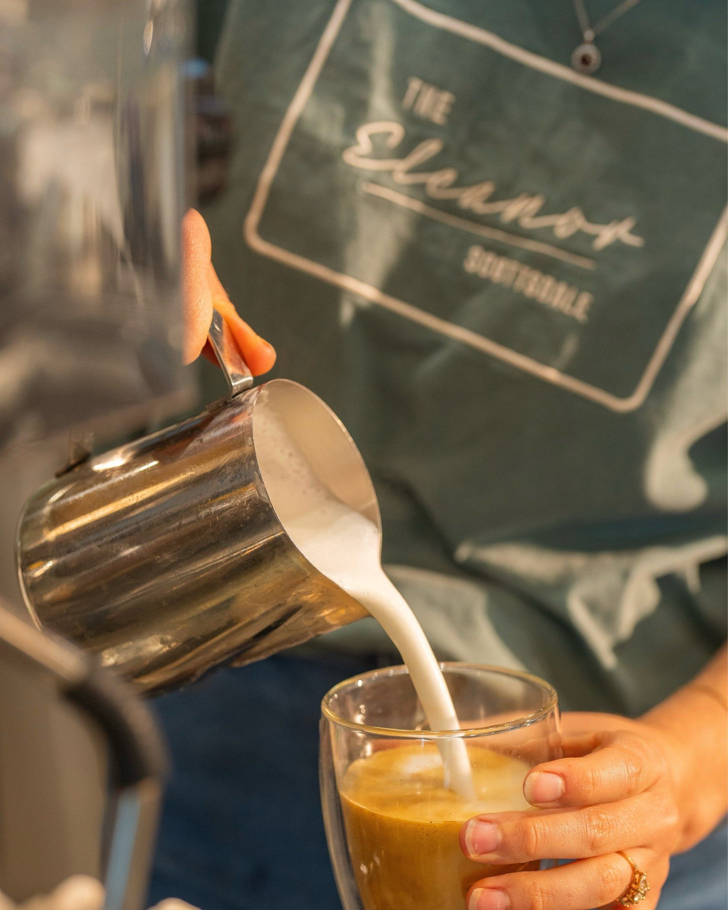 Currently romanticizing this pour☕️

7am-2pm ➡️ Daily ☀️

📍3207 N Hayden Rd. Scottsdale, AZ 85251

#TheEleanor #BrunchEats #ScottsdaleBrunch #CafeEats #latte