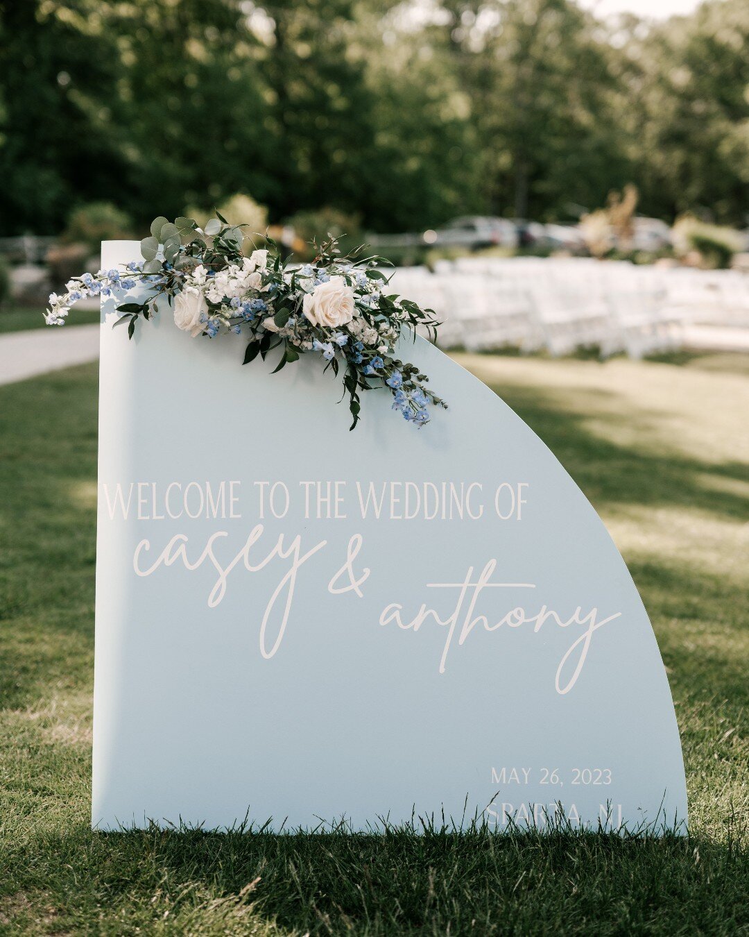 Blue looks good on Rock Island 💙 Casey and Anthony's big day was a dream with sunny skies, a lakeside &quot;I do,&quot; and charming blue touches throughout!

📸 @foxandharephoto
💐 @atoeevents
💇 @verve_nj
💄 @makemeup_eva
@elegantmusicgroup