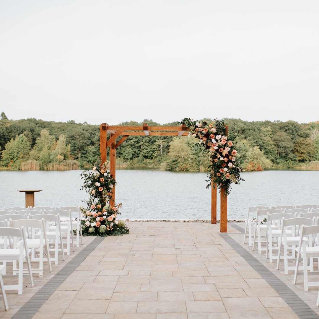 'Tis the season for lakeside wedding ceremonies 🌿

📸 @pamelaleonphotography
💐 @strangevindestudio
💇 💄 @labellevisagenj
🎶 @trebleandbassnj