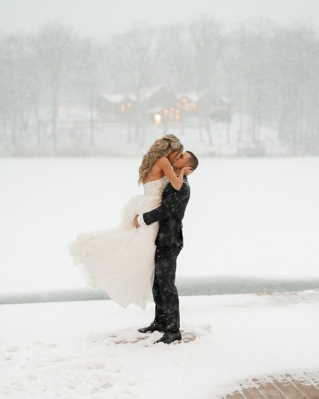 If you're dreaming of having a winter wedding... this is your sign ❄️ Rock Island transforms into a winter wonderland when it snows, and trust us, it is magical!!

Photo &amp; Video @lindsayeileenphotography
Florist @bellafiori_events
Hair @beautyand