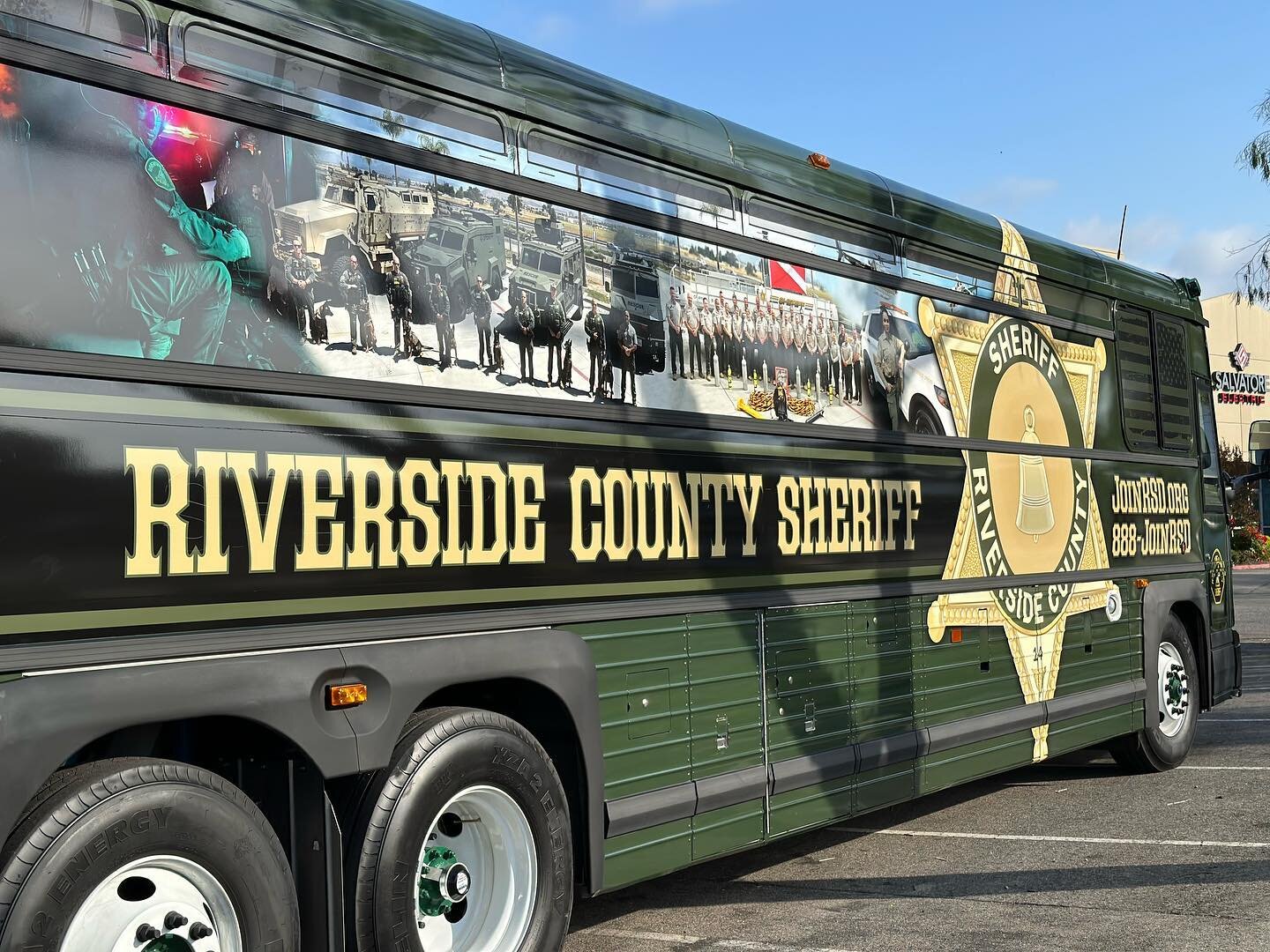 @riversidecountysheriff is hiring! Join an amazing organization led by the raddest Sherrif in America, Mr. @sheriffbianco 

@joinrso #sheriff #riverside#police #buswrap