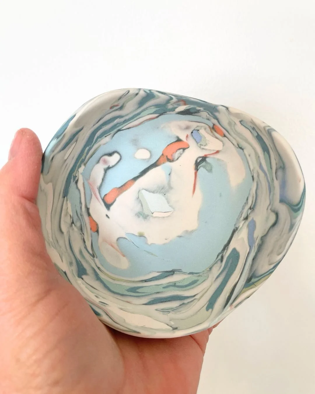 This was a unique pattern reveal&hellip;it looks like a book on a cloud in the centre of this small Nerikomi bowl. 
.
.
.
.
.
#nerikomiporcelain #nerikomiceramics #handmadebowl #toru_ceramics #colorporcelain