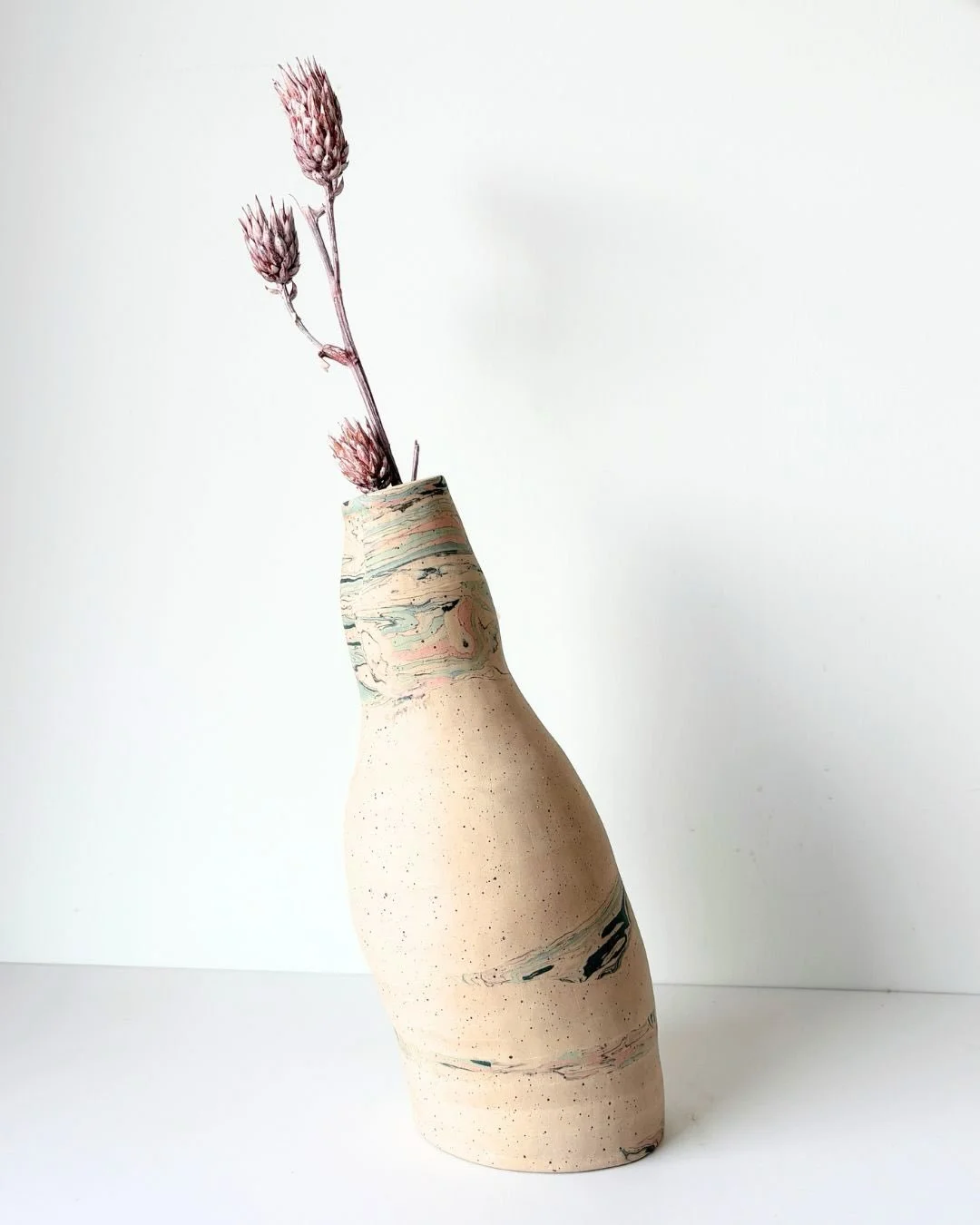 Spring is finally here! This is a hand-built vase with Nerikomi accents. The polished white speckled clay looks like a bit like cork.
.
.
.
.
.
#handbuiltpottery #nerikomi #colourclay #nerikomipottery #toru_ceramics