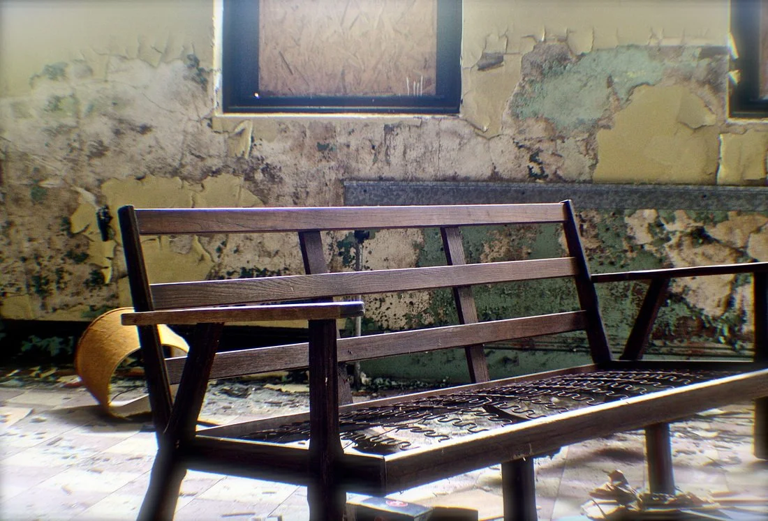 abondonedbench.jpg