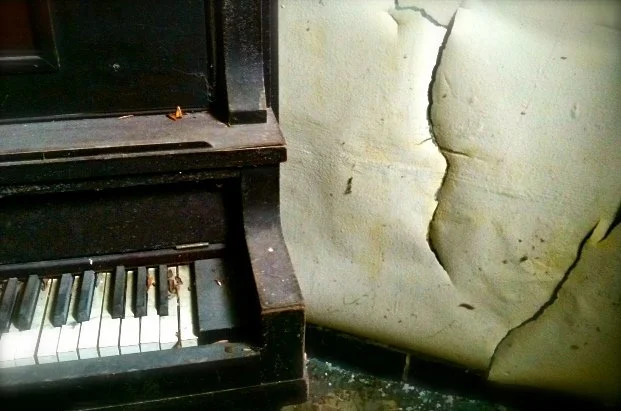 pianocrack.jpg