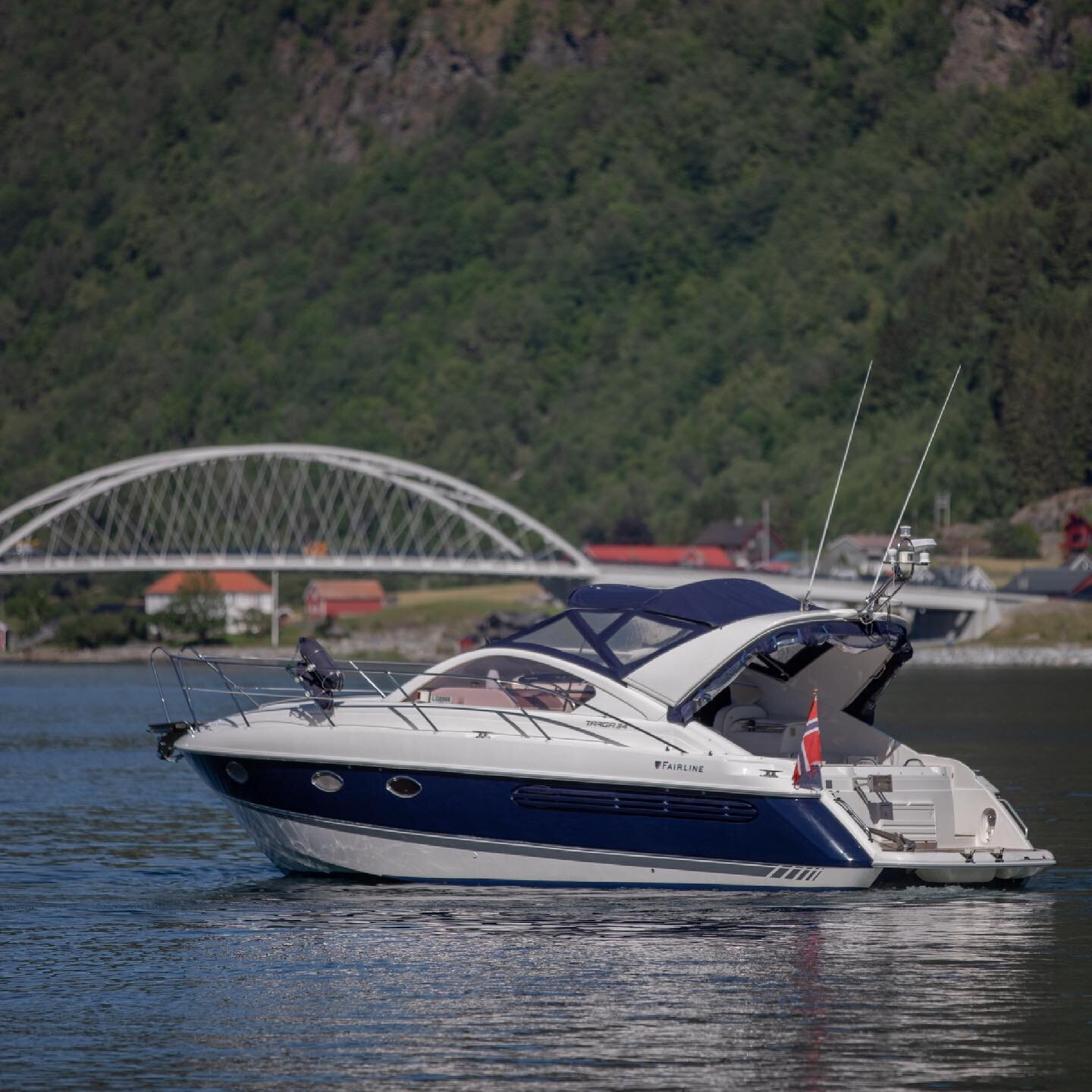 Salsbilder p&aring; ei skikkelig perle idag!
Rakk til om med eit bad i #sognefjorden og 🐳
&bull;
&bull;
https://www.finn.no/boat/forsale/ad.html?finnkode=223868807
&bull;
&bull;
#fairlinetarga #fairline #fairlineyachts #fairline34targa #finn #tilsal