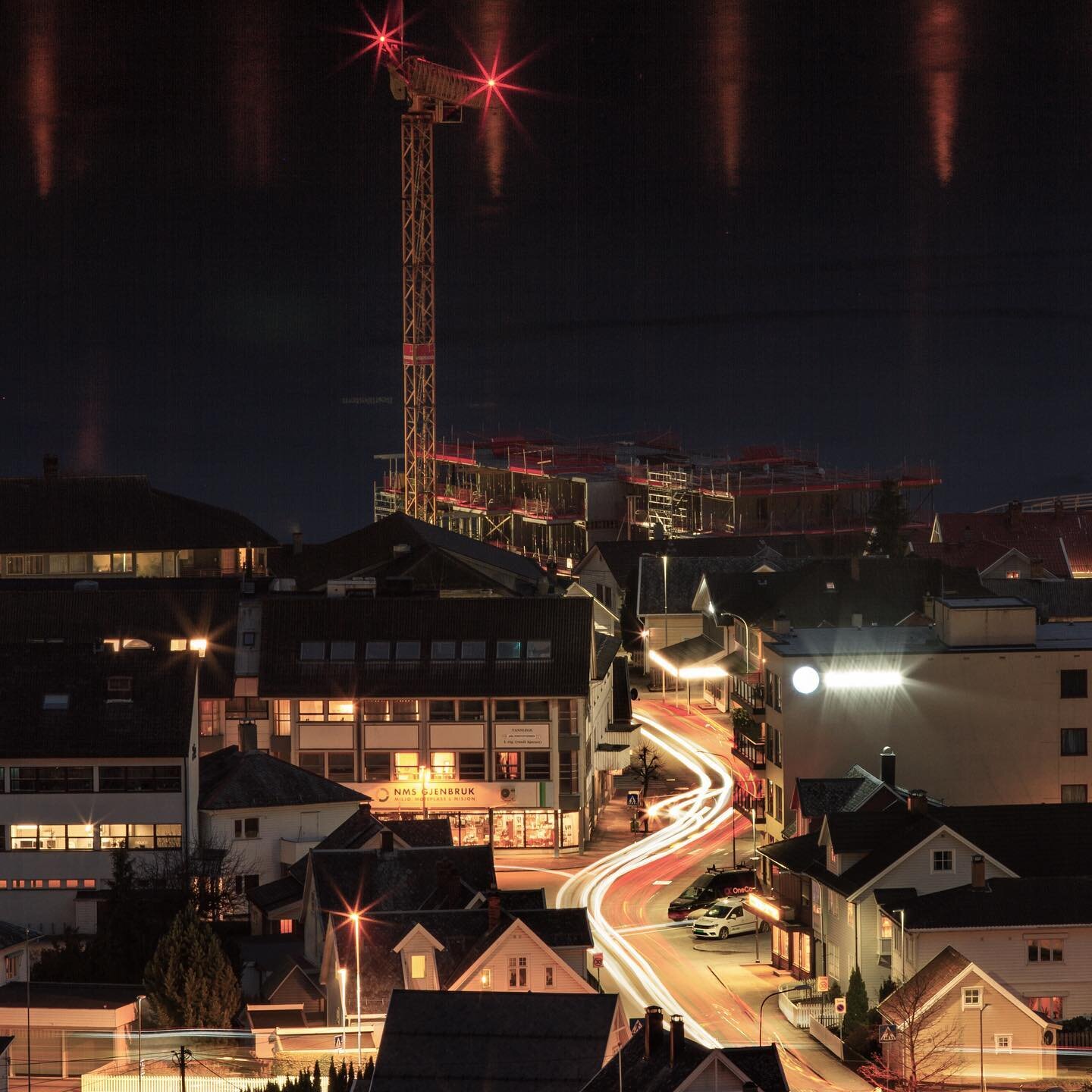 Har eit lite pr&oslash;veprosjekt, 
swipe for &aring; sj&aring; den gradvise forandringa fr&aring; lyst til m&oslash;rkt!
&bull;
&bull;
&bull;
#timelapse #70200 #urbannight #sogndalsfj&oslash;ra #fj&oslash;ra #sogndal #lerumbrygge #dawn #exposurestac