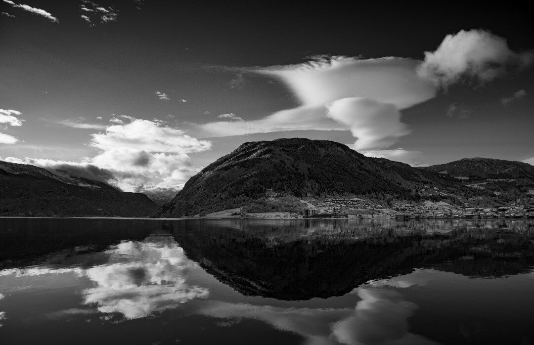 Januar i sogn.
&Aring;rstallet kan tippast p&aring; bygningsmassen i strandsona, 10 poeng til vinnaren!
#sogndal #sogndalsfj&oslash;ra #fj&oslash;ra #utno #sognogfjordane #naturephotography #canonphotography #blackandwhitephotography