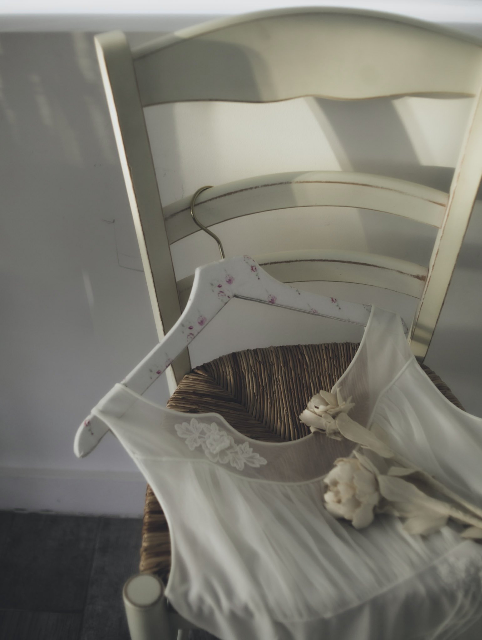 chair with sig hanger flower prop(1)(3).jpg